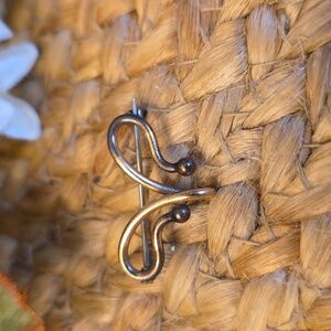 Elegant Swirl Pin